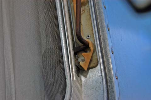 071007-2761_Broken_window_notches