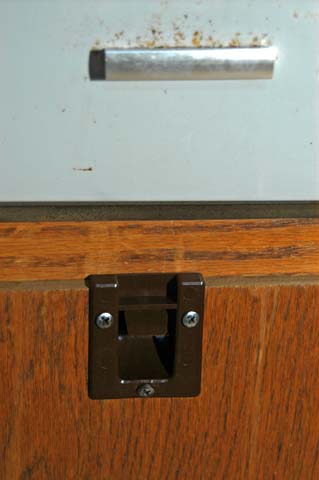071007-2767_New_cabinet_latch