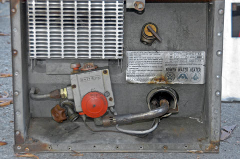 080924-7306_Old_water_heater