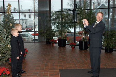 051230-4414_Photo_op