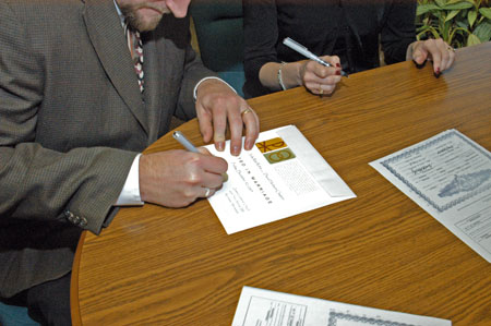 051230-4566_Signing