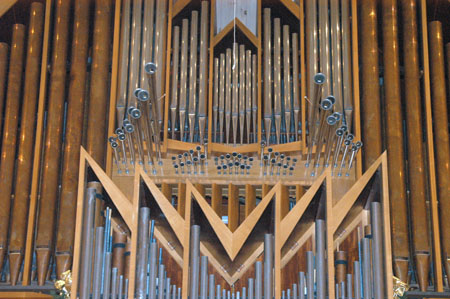 051230-4702_Organ