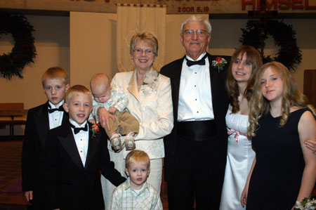 051230-4720_Couple_six_grandkids