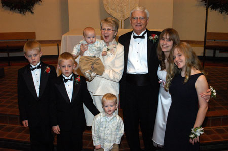 051230-4721_Couple_six_grandkids