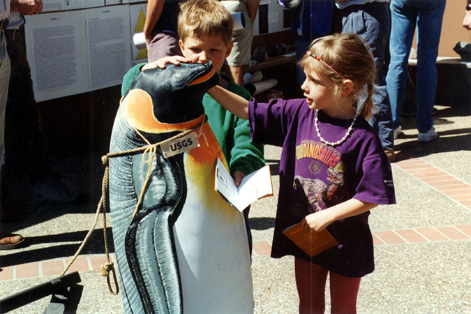 9405P-04_kid_with_inflatable_penguin