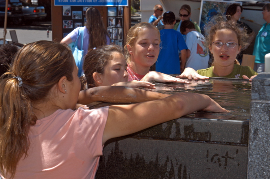 060602-6040_Fountain_girls