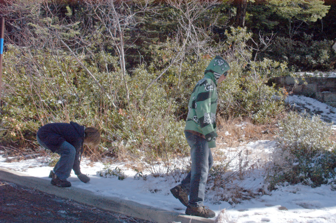 081105-7957_Snowball_fight