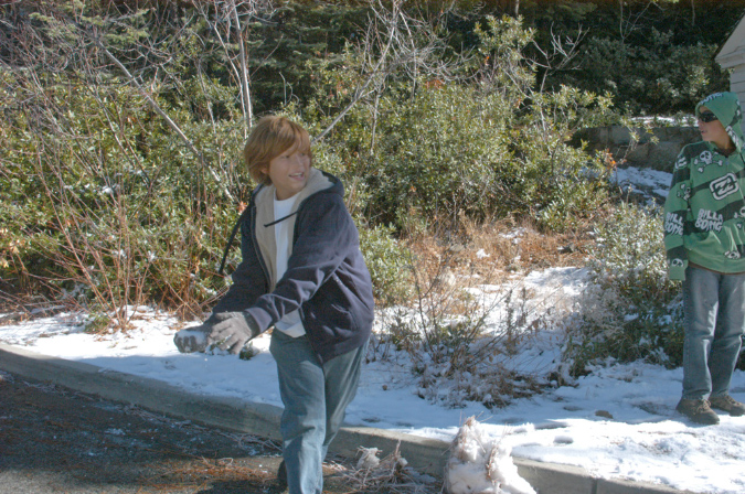 081105-7958_Snowball_fight