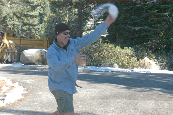 081105-7959_Snowball_fight