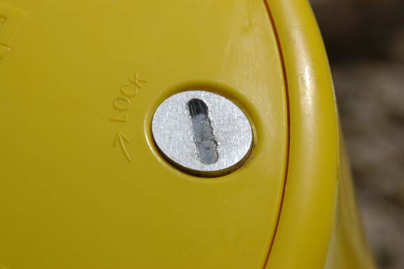 050806-0848_Dinged_screw